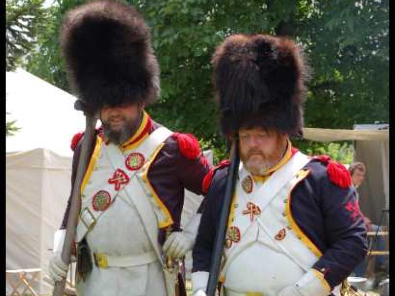 Napoleonic Bivouac в Люксембурге: два солдата в шляпах-шубках и белых фартуках
