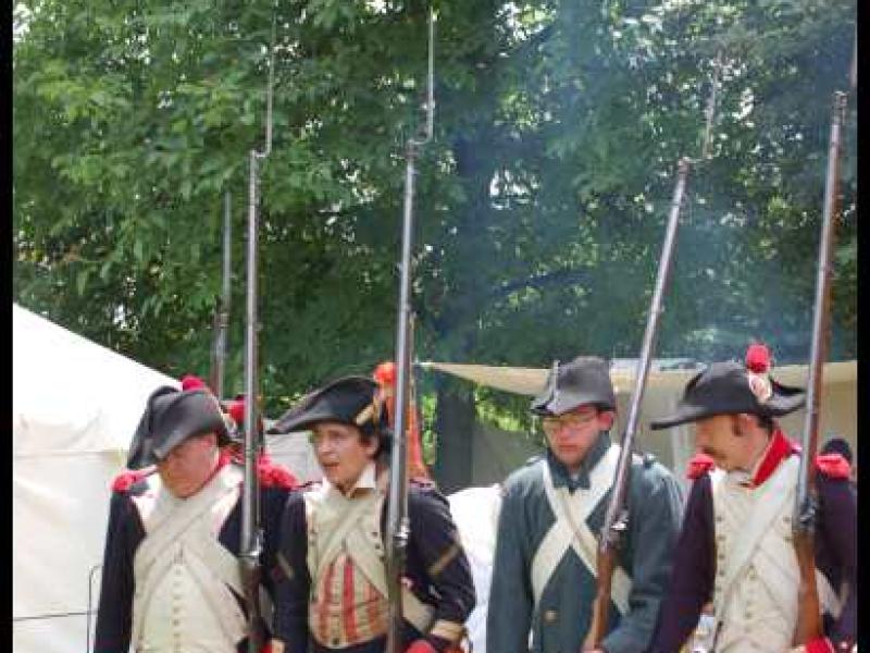 Napoleonic Bivouac в Люксембурге: солдаты в мундирах эпохи Наполеона у палаток
