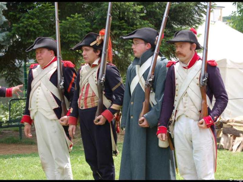 Napoleonic Bivouac в Люксембурге: солдаты в мундирах 1800-х годов