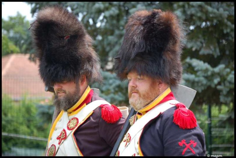 Napoleonic Bivouac в Люксембурге: два солдата в шляпах-шубках