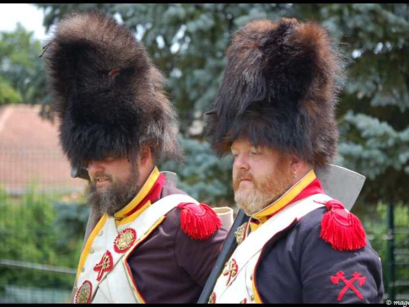 Napoleonic Bivouac в Люксембурге: два солдата в шляпах-шубках