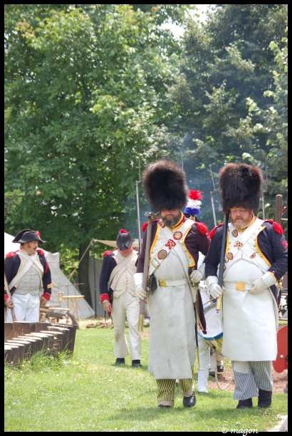Napoleonic Bivouac в Люксембурге: солдаты в шляпах-шапках и белых фартуках