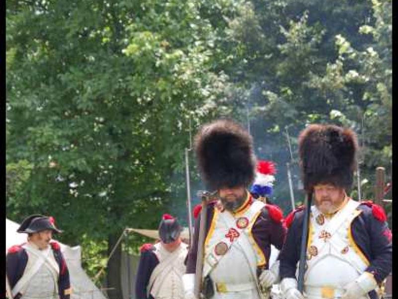 Napoleonic Bivouac в Люксембурге: солдаты в шляпах-шапках и белых фартуках