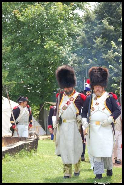 Napoleonic Bivouac в Люксембурге: солдаты в шапках-шлемах и белых фартуках