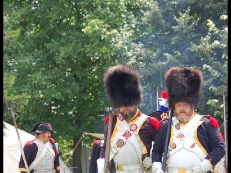 Napoleonic Bivouac в Люксембурге: солдаты в шапках-шлемах и белых фартуках