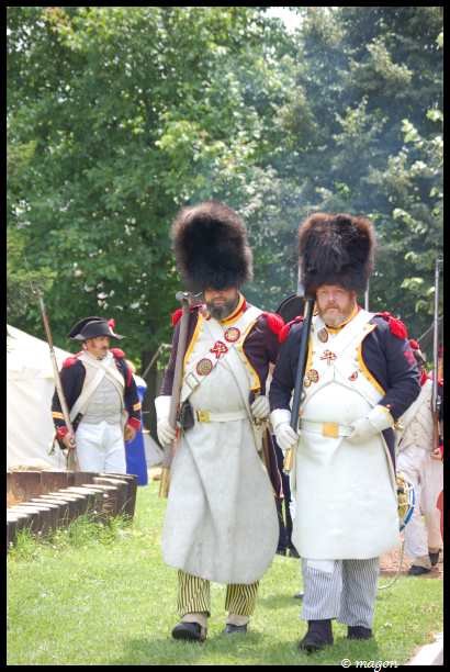 Napoleonic Bivouac в Люксембурге: два солдата в шляпах-шубках и белых фартуках