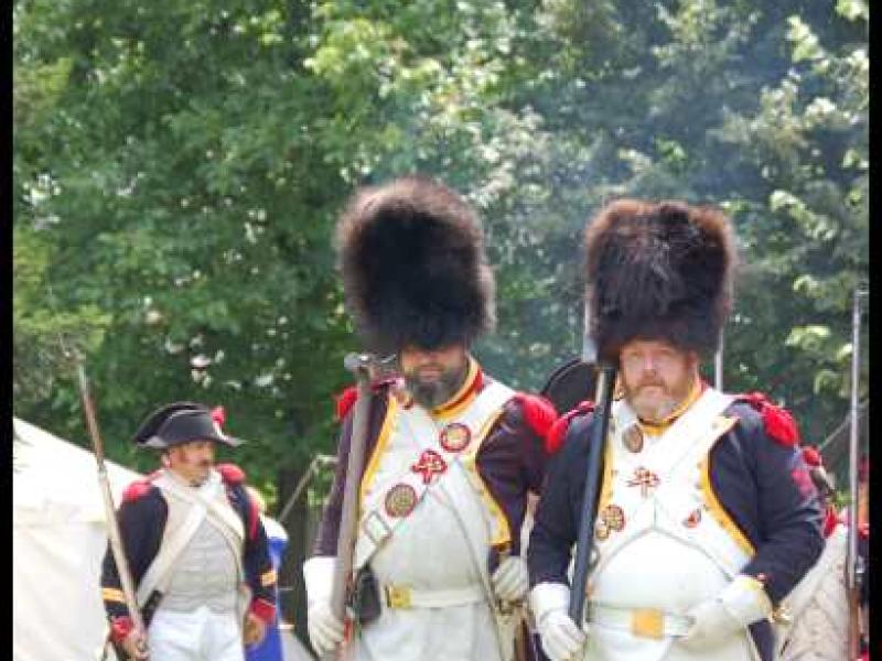 Napoleonic Bivouac в Люксембурге: два солдата в шляпах-шубках и белых фартуках