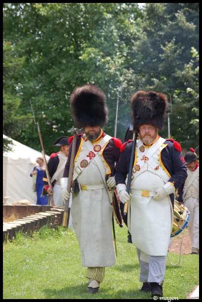 Napoleonic Bivouac в Люксембурге: два солдата в шляпах-шубках и белых фартуках