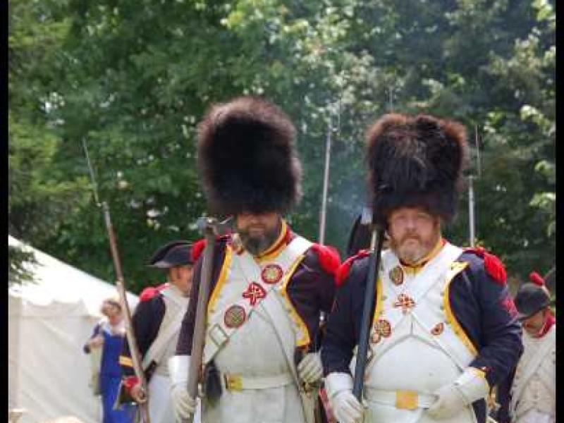 Napoleonic Bivouac в Люксембурге: два солдата в шляпах-шубках и белых фартуках