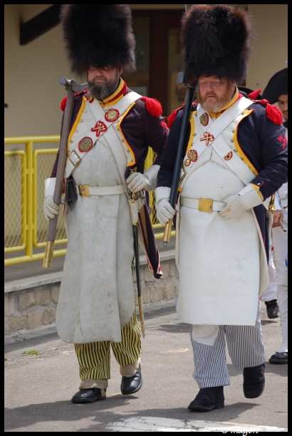 Napoleonic Bivouac в Люксембурге: два солдата в шляпах-шапках и белых фартуках