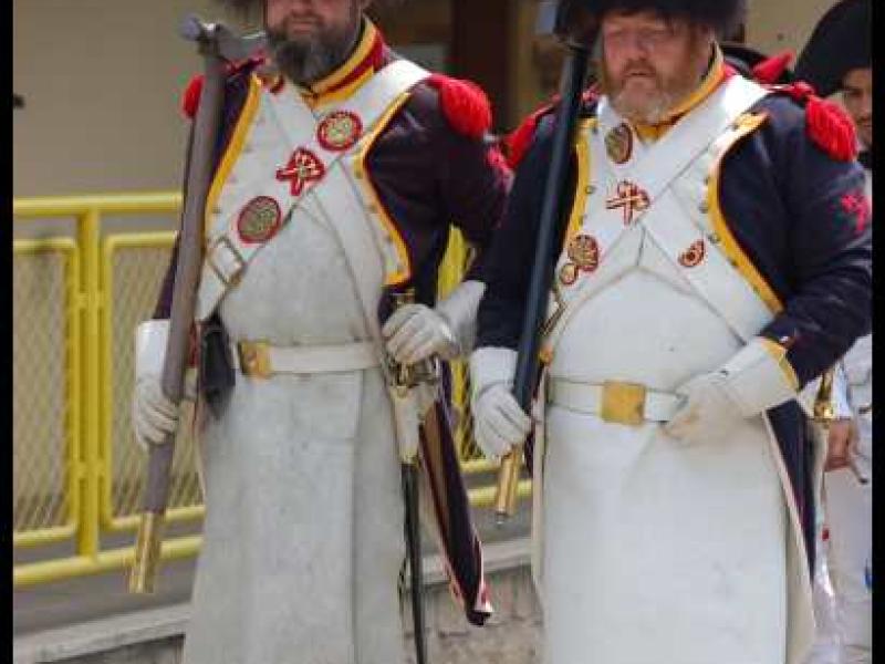 Napoleonic Bivouac в Люксембурге: два солдата в шляпах-шапках и белых фартуках