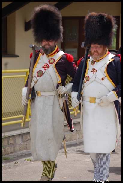 Napoleonic Bivouac в Люксембурге: два солдата в шляпах-шубках и белых фартуках