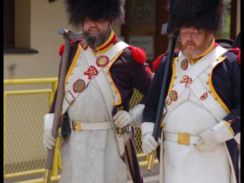 Napoleonic Bivouac в Люксембурге: два солдата в шляпах-шубках и белых фартуках