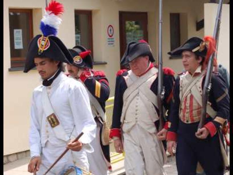 Napoleonic Bivouac в Люксембурге: барабанщик и солдаты в исторических костюмах