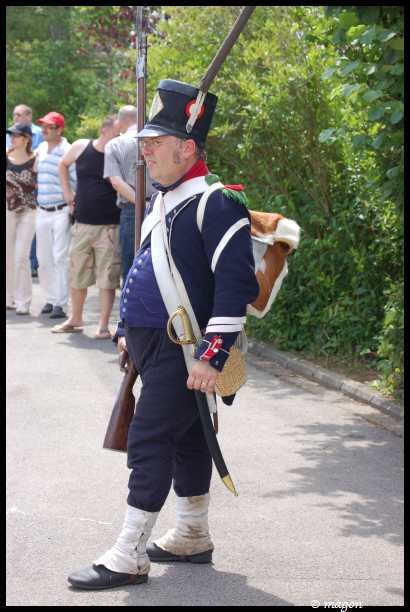 Napoleonic Bivouac в Люксембурге: солдат 1812 года с штыком и саблей