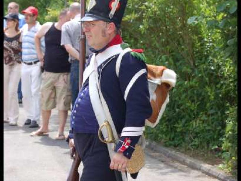 Napoleonic Bivouac в Люксембурге: солдат 1812 года с штыком и саблей