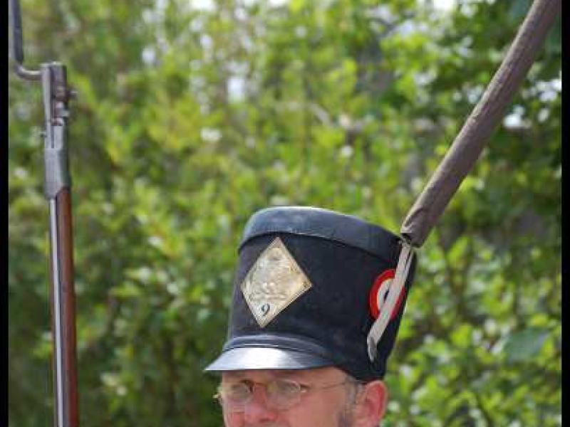 Napoleonic Bivouac в Люксембурге: солдат 9-го полка в фуражке с ромбом