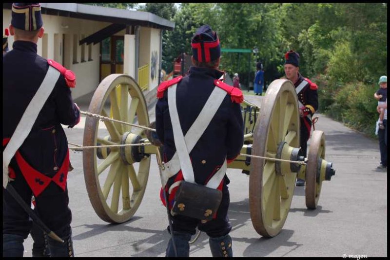 Napoleonic Bivouac в Люксембурге: солдаты у пушки с деревянными колёсами