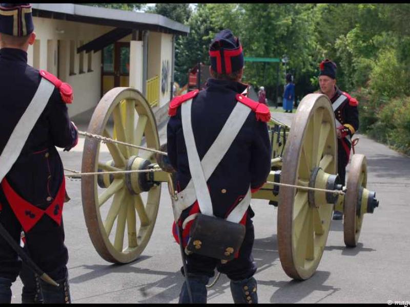 Napoleonic Bivouac в Люксембурге: солдаты у пушки с деревянными колёсами