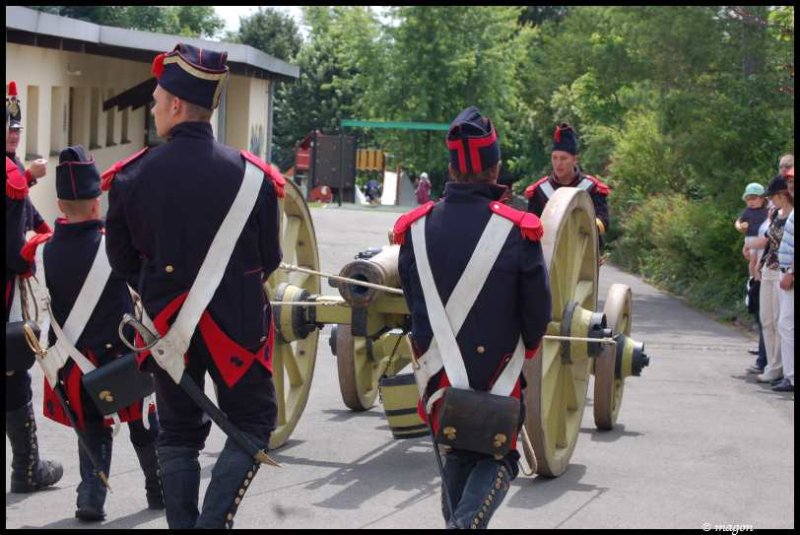 Napoleonic Bivouac в Люксембурге: солдаты в мундирах 1810-х с пушкой