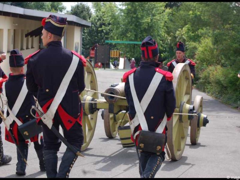 Napoleonic Bivouac в Люксембурге: солдаты в мундирах 1810-х с пушкой