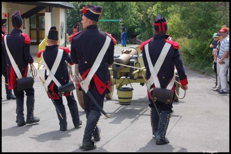 Napoleonic Bivouac в Люксембурге: солдаты в мундирах 1810-х с пушкой