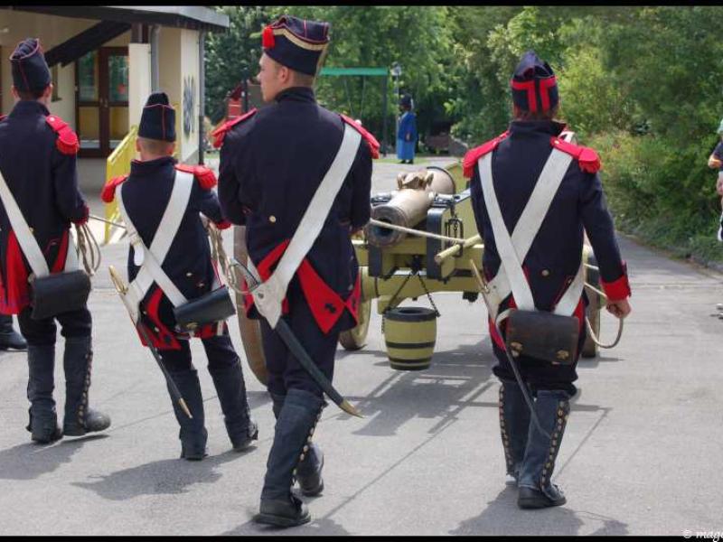 Napoleonic Bivouac в Люксембурге: солдаты в мундирах 1810-х с пушкой