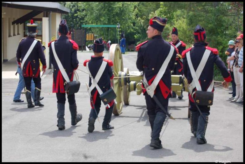 Napoleonic Bivouac в Люксембурге: солдаты в черно-красных мундирах с пушкой