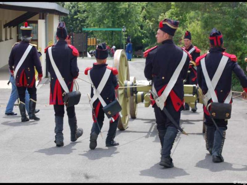 Napoleonic Bivouac в Люксембурге: солдаты в черно-красных мундирах с пушкой