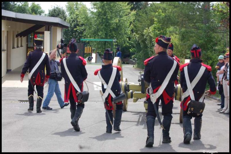Napoleonic Bivouac в Люксембурге: солдаты с пушкой и белыми саблями