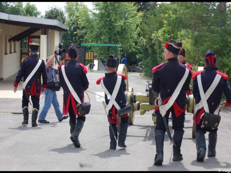 Napoleonic Bivouac в Люксембурге: солдаты с пушкой и белыми саблями