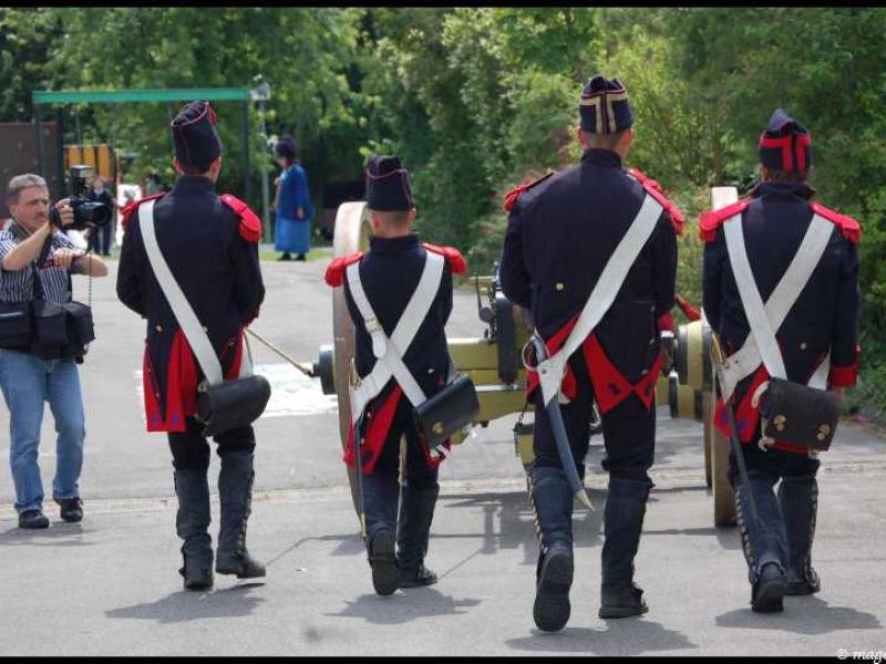 Napoleonic Bivouac в Люксембурге: солдаты с пушкой и фотооператором