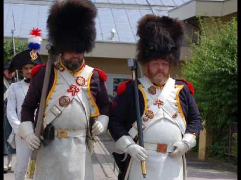 Napoleonic Bivouac в Люксембурге: два солдата в шляпах с плюмажем