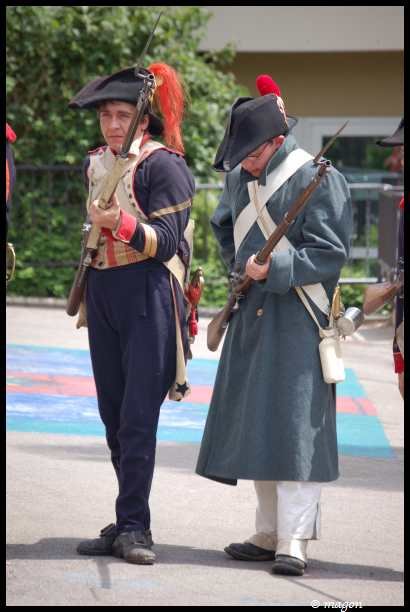 Napoleonic Bivouac в Люксембурге: два солдата в мундирах 1812 года