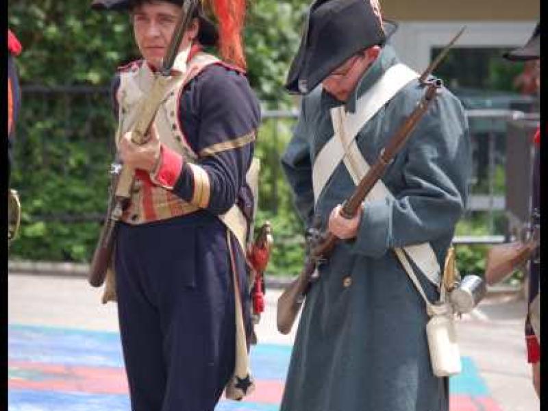 Napoleonic Bivouac в Люксембурге: два солдата в мундирах 1812 года
