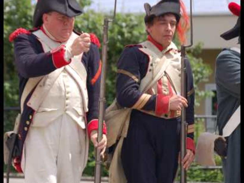 Napoleonic Bivouac в Люксембурге: два солдата в мундирах 1800-х