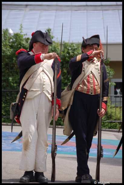 Napoleonic Bivouac в Люксембурге: два солдата в мушкетерских формах XVIII века