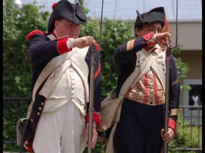 Napoleonic Bivouac в Люксембурге: два солдата в мушкетерских формах XVIII века
