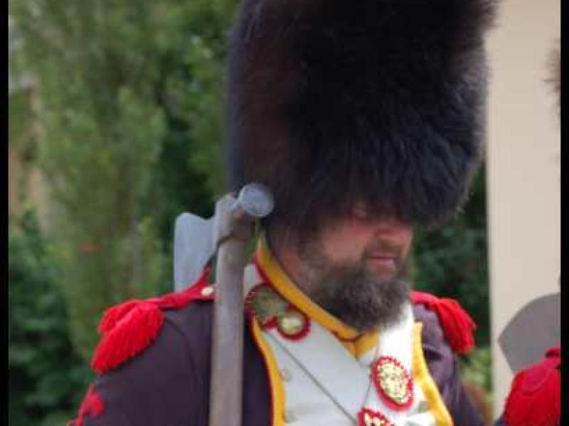 Napoleonic Bivouac в Люксембурге: солдат в шляпе-чубуке и белом жилете