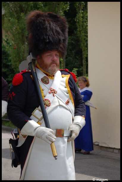 Napoleonic Bivouac в Люксембурге: солдат в шляпе с мехом и белом френче