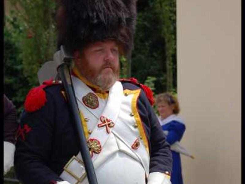 Napoleonic Bivouac в Люксембурге: солдат в шляпе с мехом и белом френче