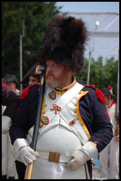 Napoleonic Bivouac в Люксембурге: солдат в шляпе с мехом и белом поясном уборе
