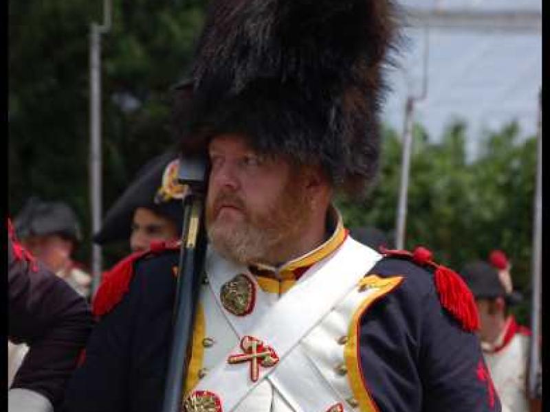 Napoleonic Bivouac в Люксембурге: солдат в шляпе с мехом и белом поясном уборе