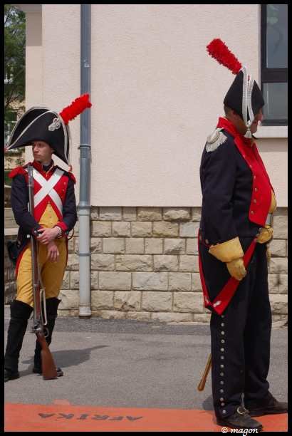 Napoleonic Bivouac в Люксембурге: два солдата в мушкетерских формах 1800-х