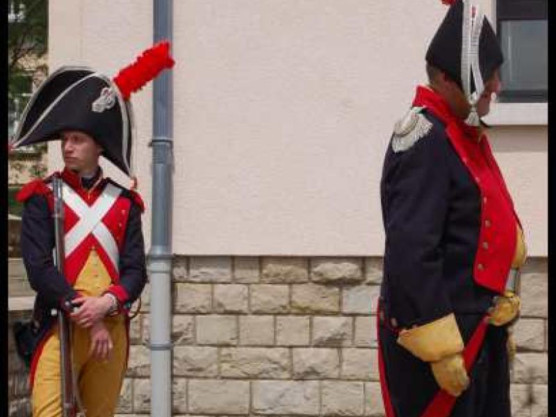 Napoleonic Bivouac в Люксембурге: два солдата в мушкетерских формах 1800-х