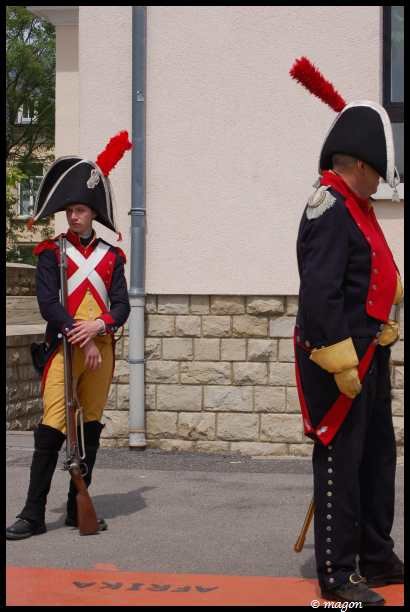 Napoleonic Bivouac в Люксембурге: два солдата в мушкетерских костюмах 1800-х