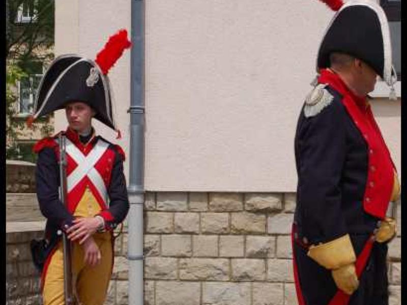 Napoleonic Bivouac в Люксембурге: два солдата в мушкетерских костюмах 1800-х