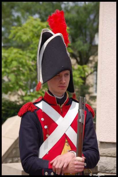Napoleonic Bivouac в Люксембурге: солдат в фуражке с красным плюмажем