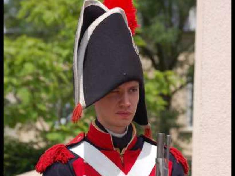 Napoleonic Bivouac в Люксембурге: солдат в фуражке с красным плюмажем