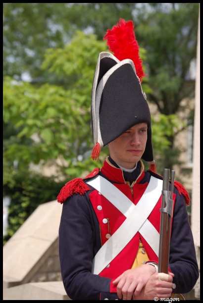 Napoleonic Bivouac в Люксембурге: солдат в черно-красной форме с красным плюмажем